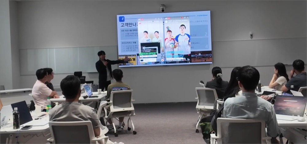 LG 인화원 HRD 담당자분 상대로 교육하고 있는 모습