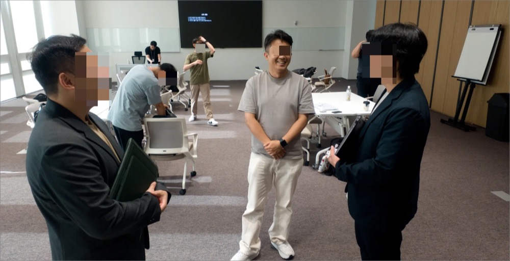 교육 후 만족스러워 하는 참가자분의 모습