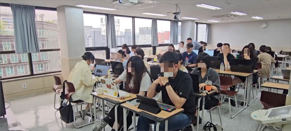 교육 참가자들이 미드저니 프롬프트를 입력하며 이미지를 생성하는 장면