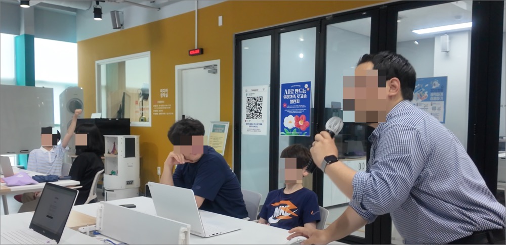 가족 단위 참가자들이 챗GPT로 로고송을 만드는 장면