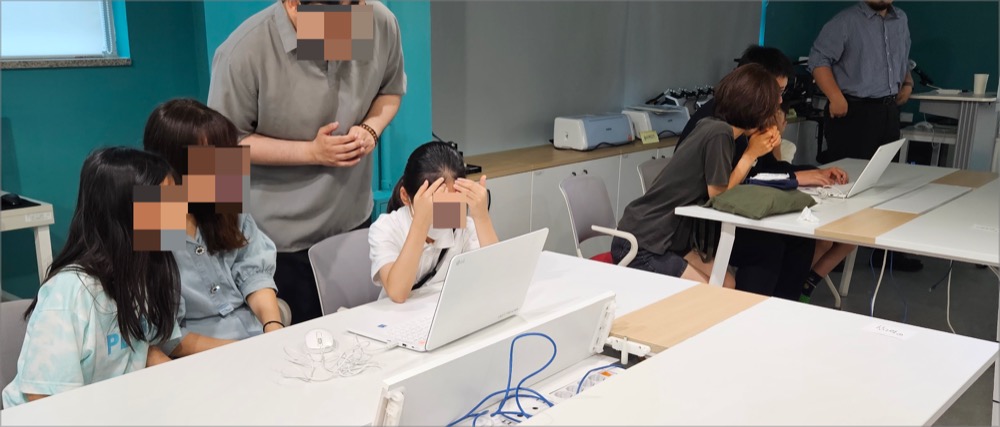 AI 로고송 제작을 위해 가족이 함께 대화하는 모습