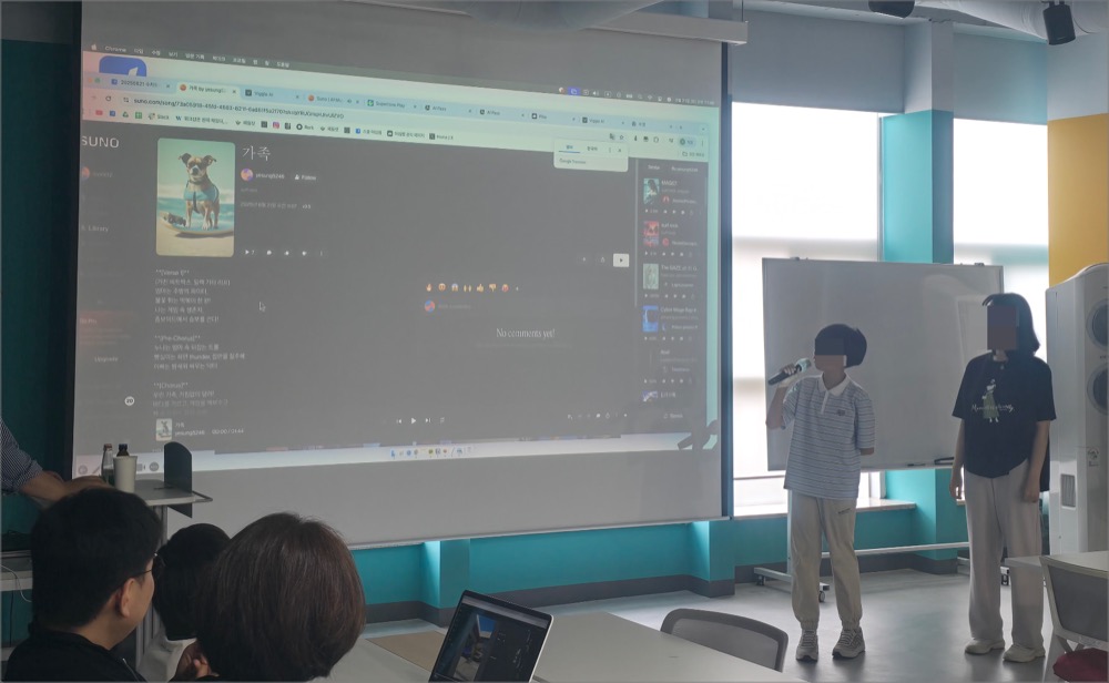 팀워크를 발휘하며 AI 영상 제작을 경험하는 가족 모습
