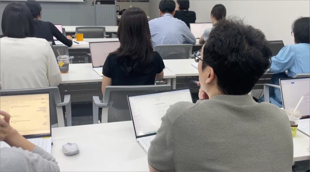 사내 교육을 통해 AI 활용법을 배우는 직원들의 모습