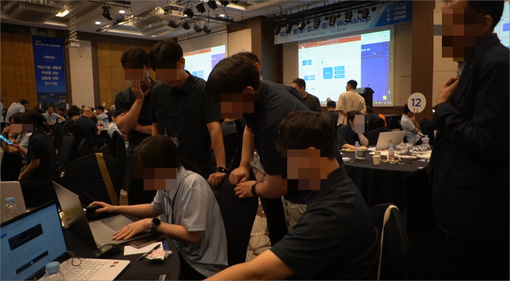 직원들이 팀별로 노트북을 활용해 AI 영상을 제작하는 모습