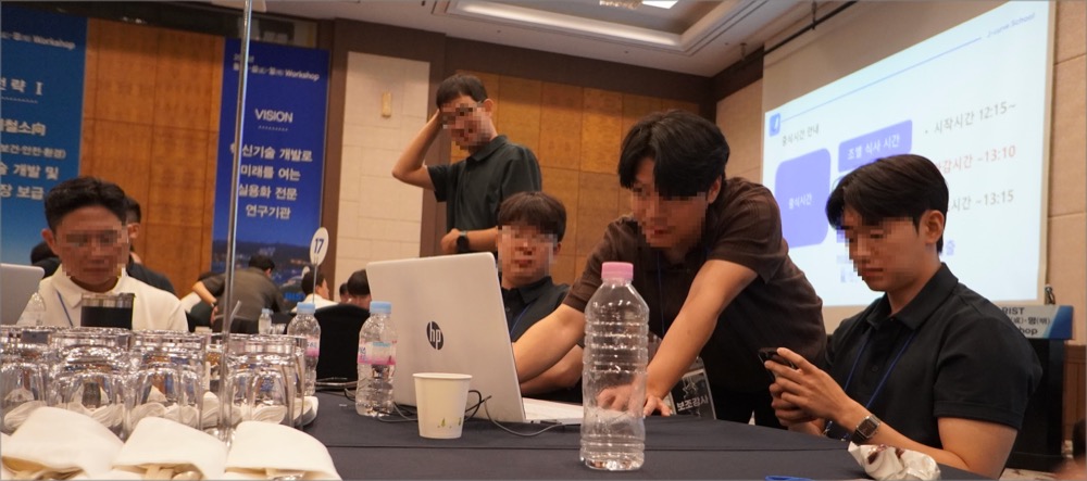 조별로 모여 AI 툴을 다루는 직원들의 모습