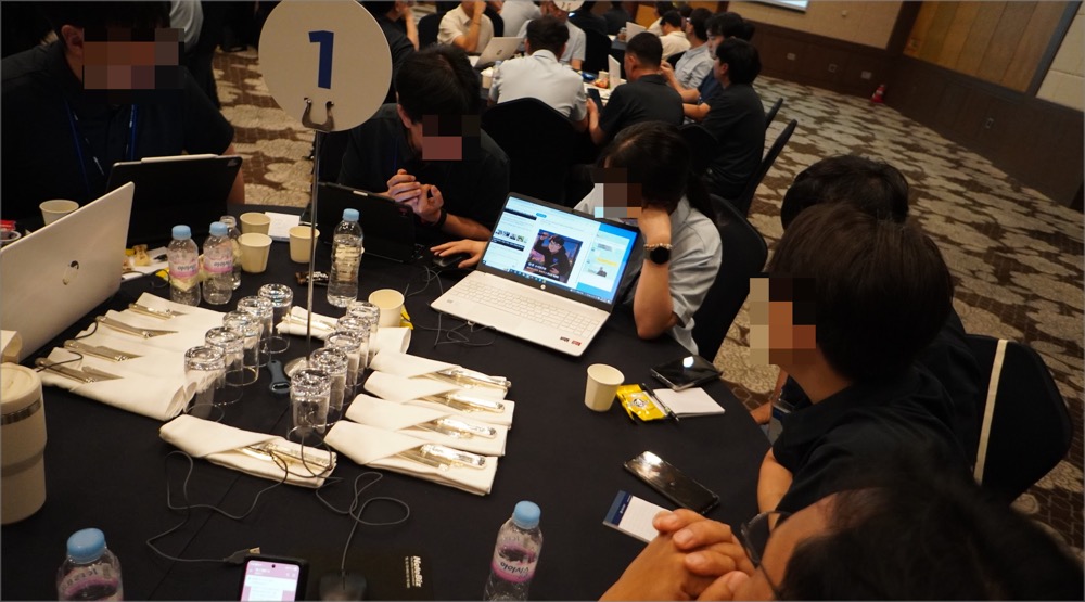 워크숍 결과물을 보며 즐거워하는 RIST 직원들