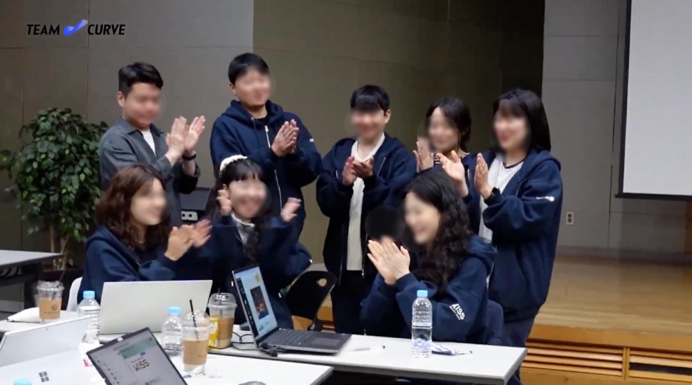 팀빌딩 워크숍을 즐기는 모습